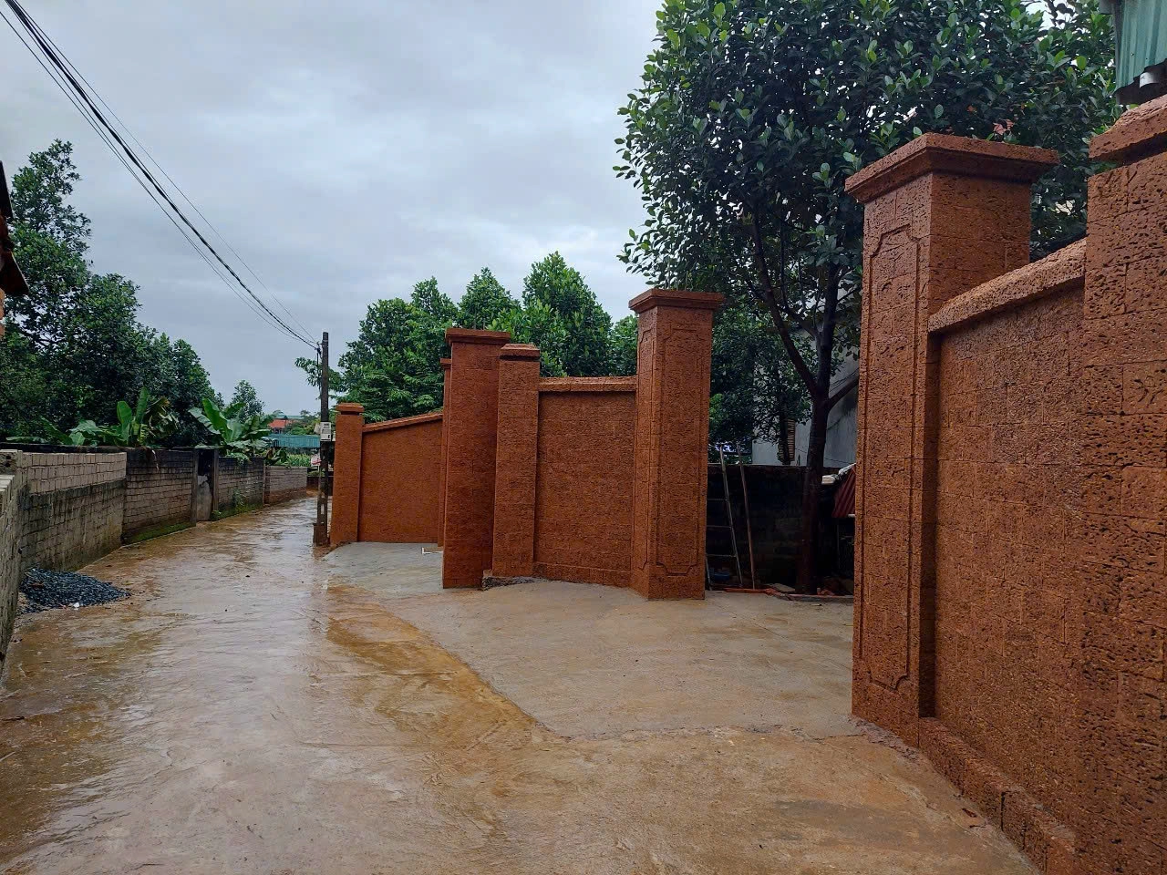 Cổng đá ong – Biểu tượng của sự bền bỉ và giá trị truyền thống