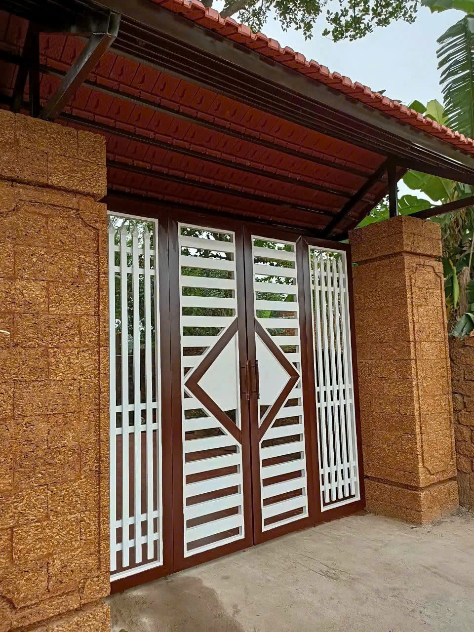 Cổng đá ong – Gần gũi thiên nhiên, tinh tế trong từng chi tiết