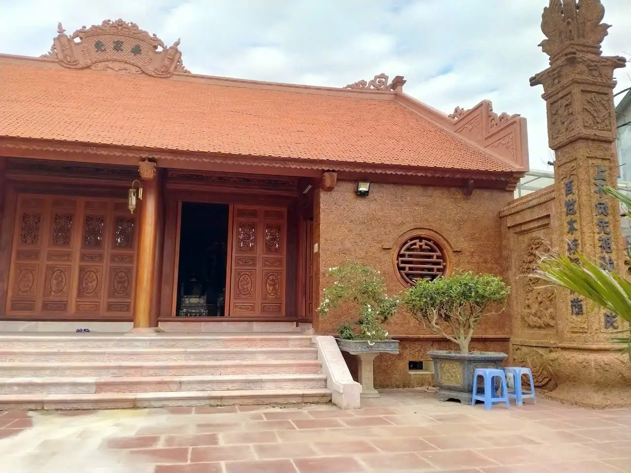 Nhà Bằng Đá Ong – Kiến Trúc Cổ Điển, Bền Bỉ, Tôn Nghiêm Cho Không Gian Tâm Linh