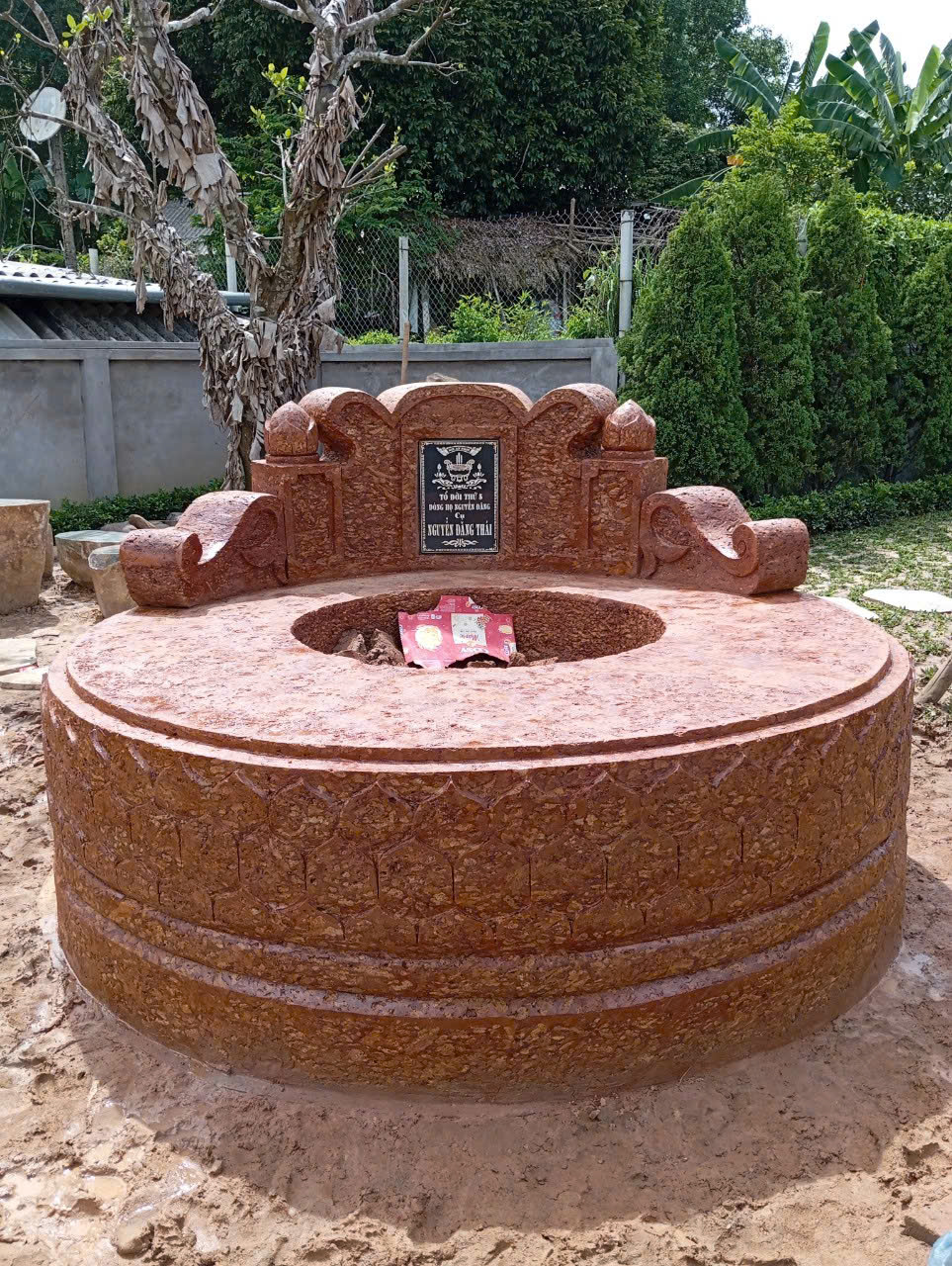 Lăng mộ đá ong bền chắc, tinh xảo